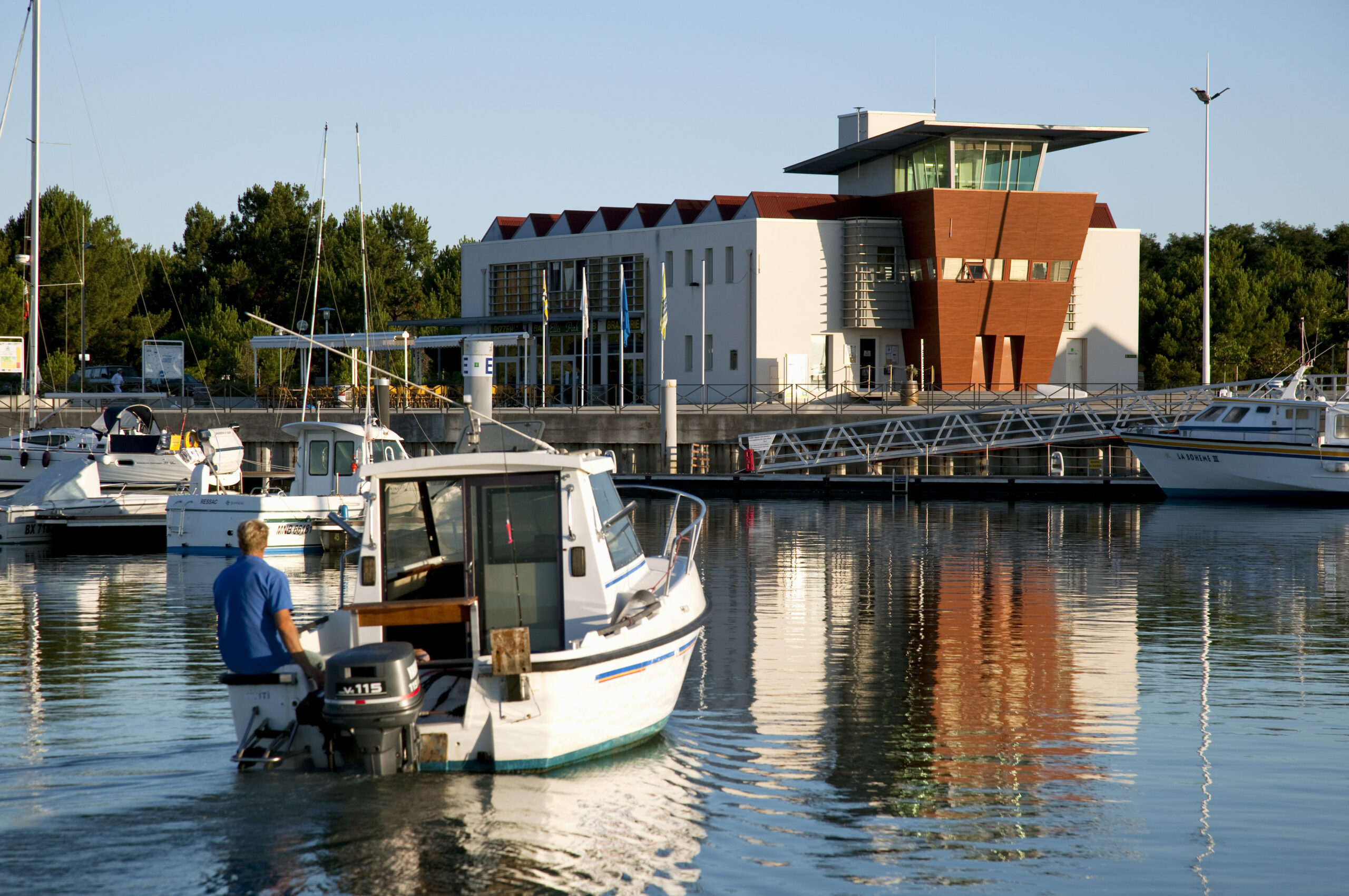 port_medoc_capitainerie_ponton_accueil