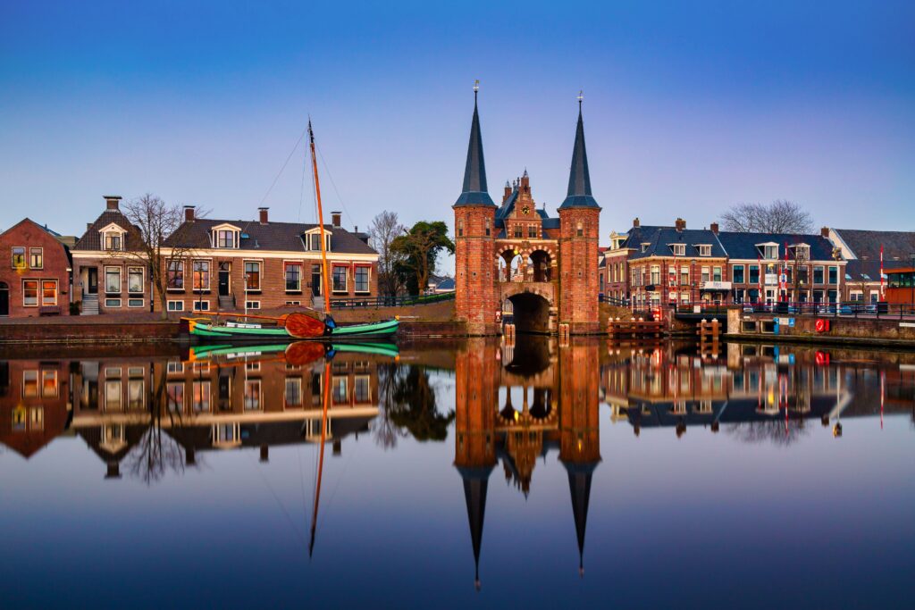 Le Watergate de la ville de Sneek, au bord du Markermeer, aux Pays-Bas