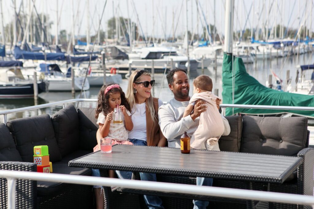 A family aboard a floating lodge at Marina Muiderzand © Marina Parcs