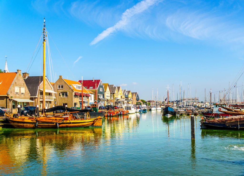 Le village d'Urk au bord de l'IJsselmeer, dans la province du Flevoland, aux Pays-Bas