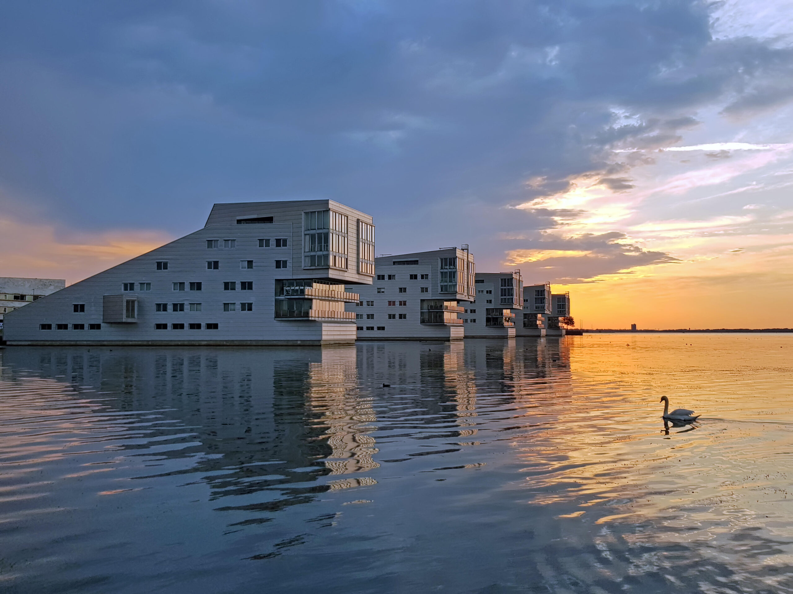 Coucher de soleil sur le Gooimeer à Huizen, aux Pays-Bas