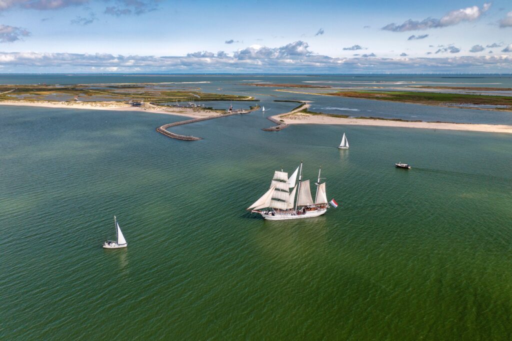 Le trois-mâts Abel Tasman naviguant dans l'archipel Marker Wadden sur le lac Markermeer