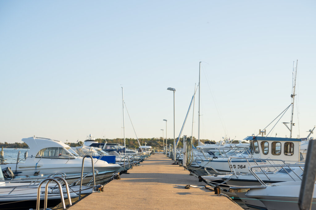 Båtar förtöjda nära Göteborgs hamn