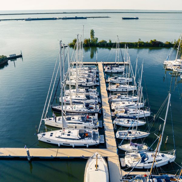 Les pontons flottants de Deko Marina Lelystad installés dans les années 90